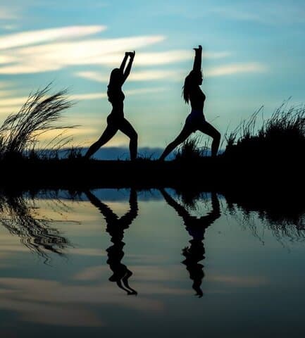 Yoga Ontspanning in de buitenlucht aan het water